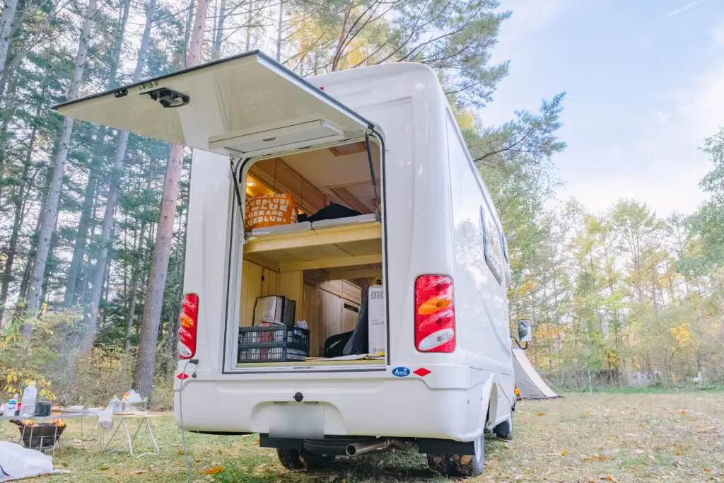 後ろが空いているアンソニー