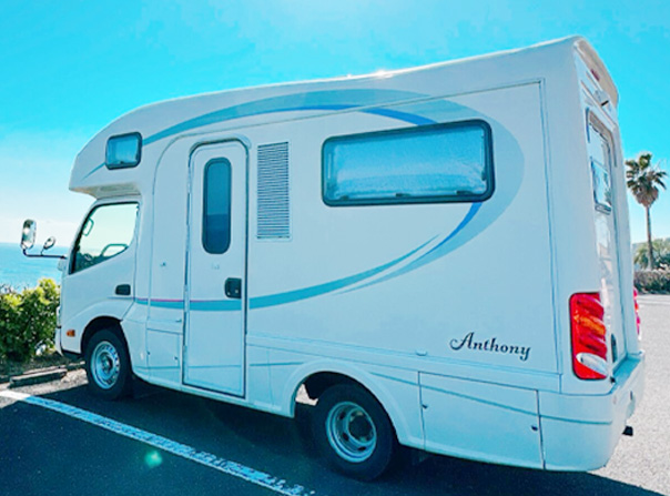 青空の下のキャンピングカー